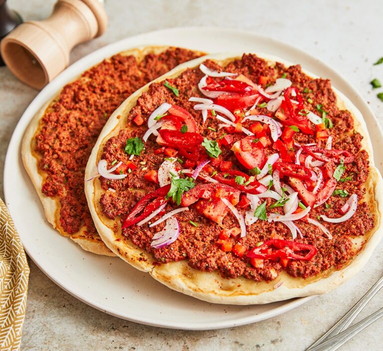 Lahmacun: Piza Khas Turki yang Lezat