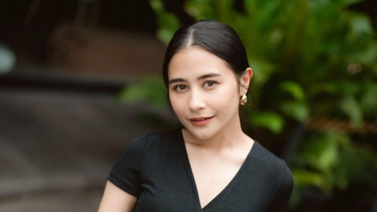 Prilly Latuconsina: Bintang Muda Multitalenta Indonesia